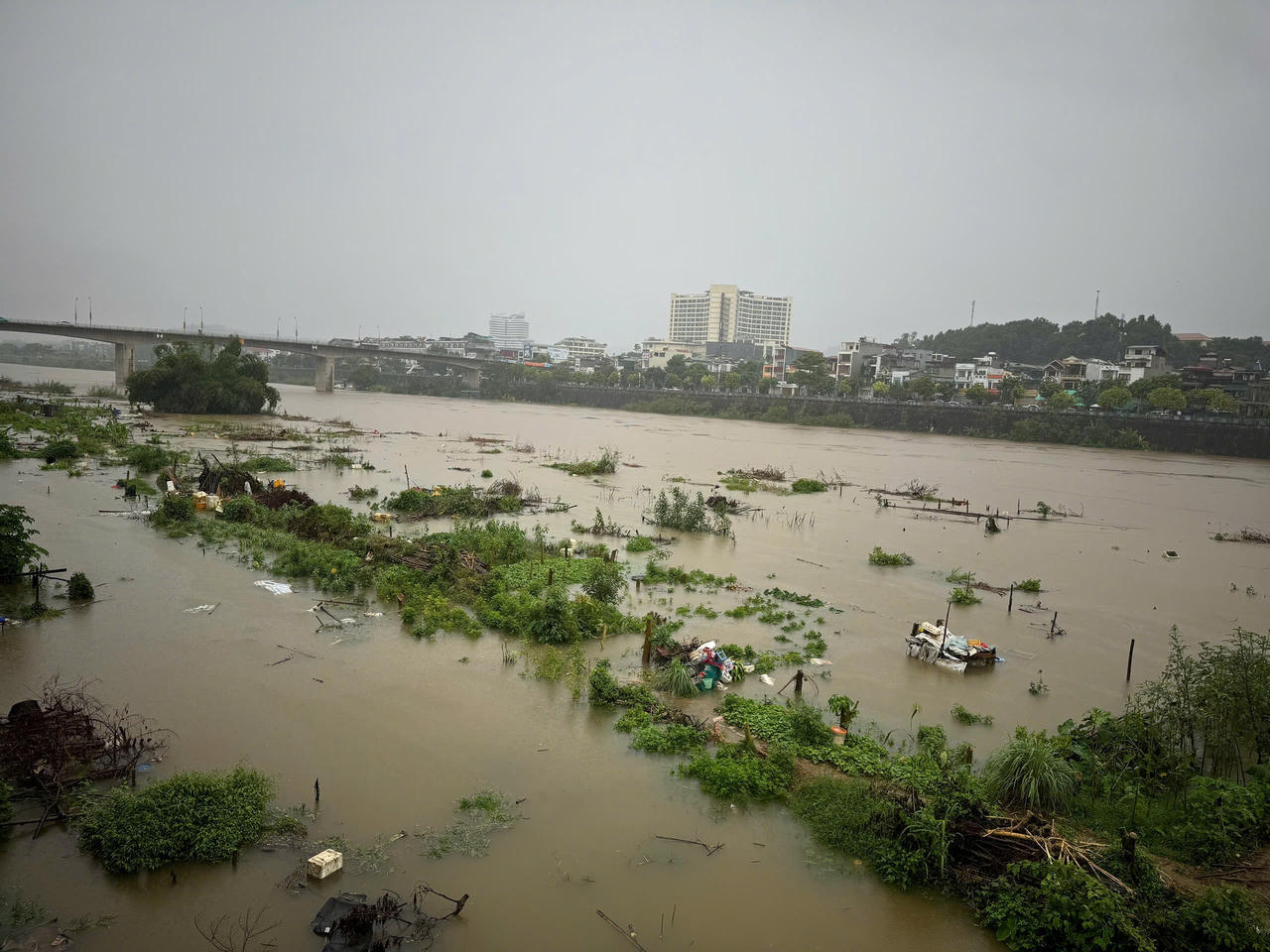 Lũ đang lên cao trên sông Hồng