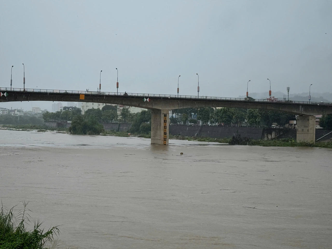 Lũ đang lên cao trên sông Hồng