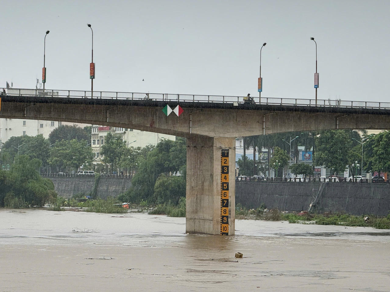 Lũ đang lên cao trên sông Hồng
