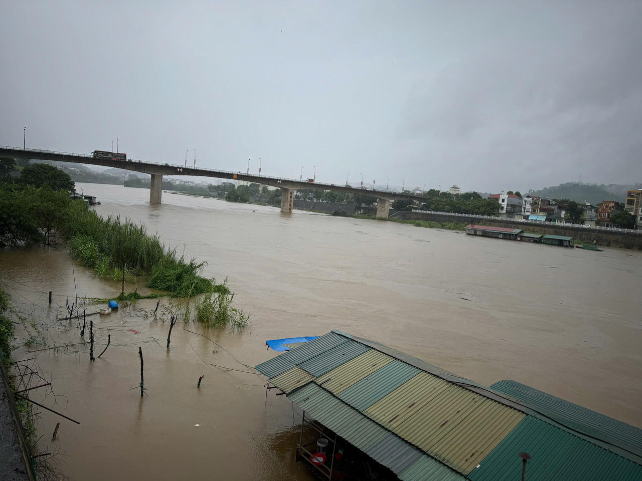 Lũ đang lên cao trên sông Hồng