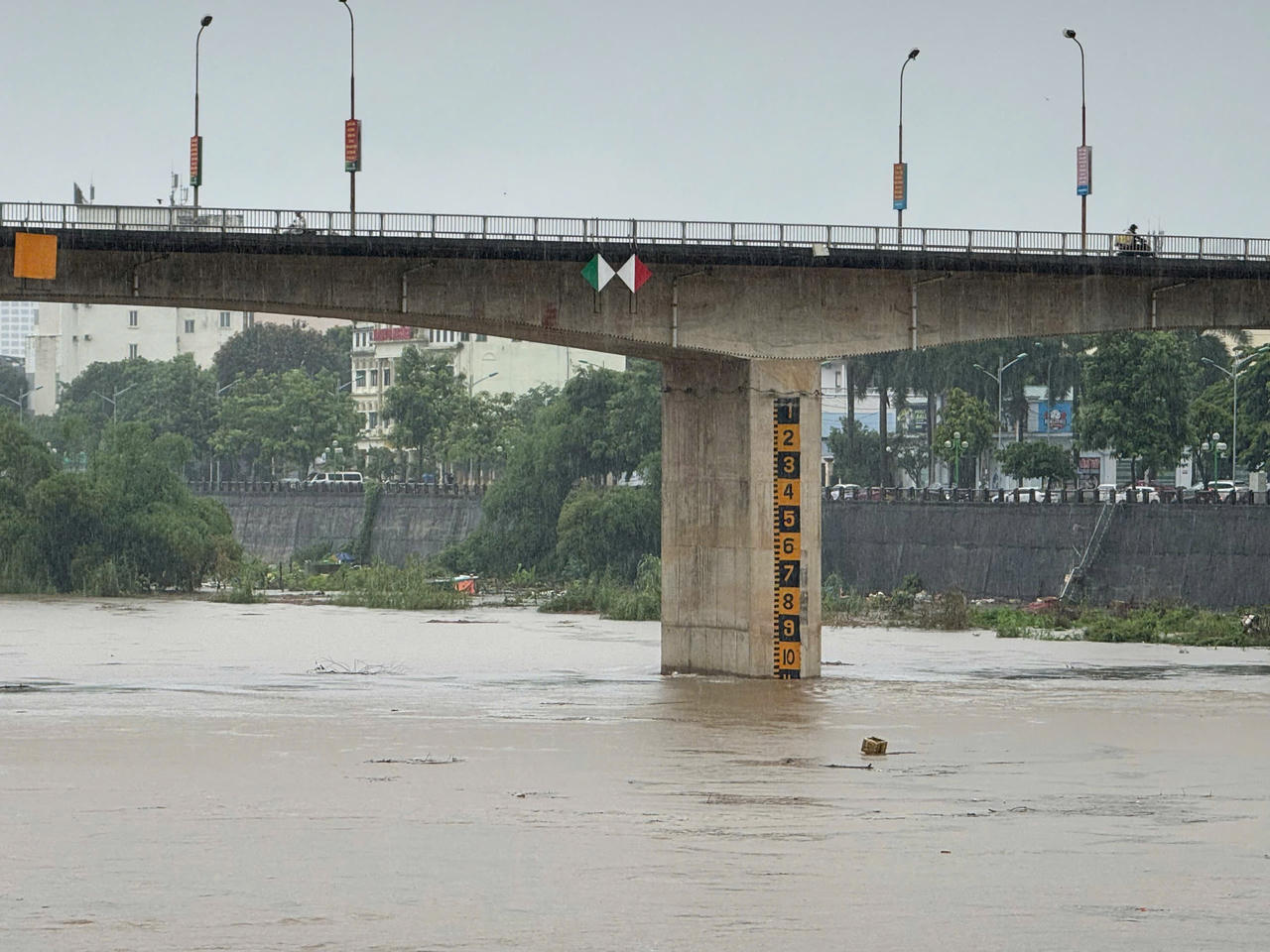 Lũ đang lên cao trên sông Hồng