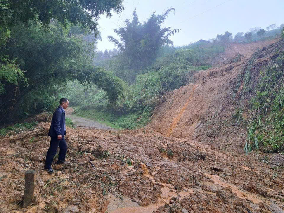 Mưa bão làm nhiều tuyến đường sạt lở, ngập úng tại Lào Cai