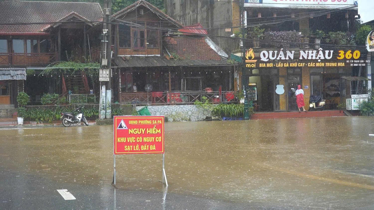 Mưa bão làm nhiều tuyến đường sạt lở, ngập úng tại Lào Cai