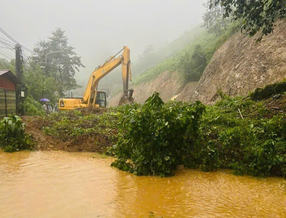 Mưa bão làm nhiều tuyến đường sạt lở, ngập úng tại Lào Cai