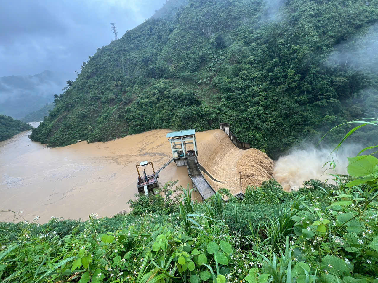 Mưa bão làm nhiều tuyến đường sạt lở, ngập úng tại Lào Cai