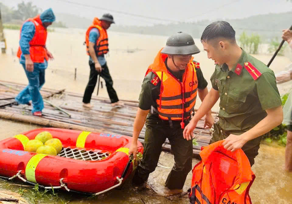 Công an tỉnh Lào Cai đội mưa, vượt lũ giúp dân trong ngày mưa bão