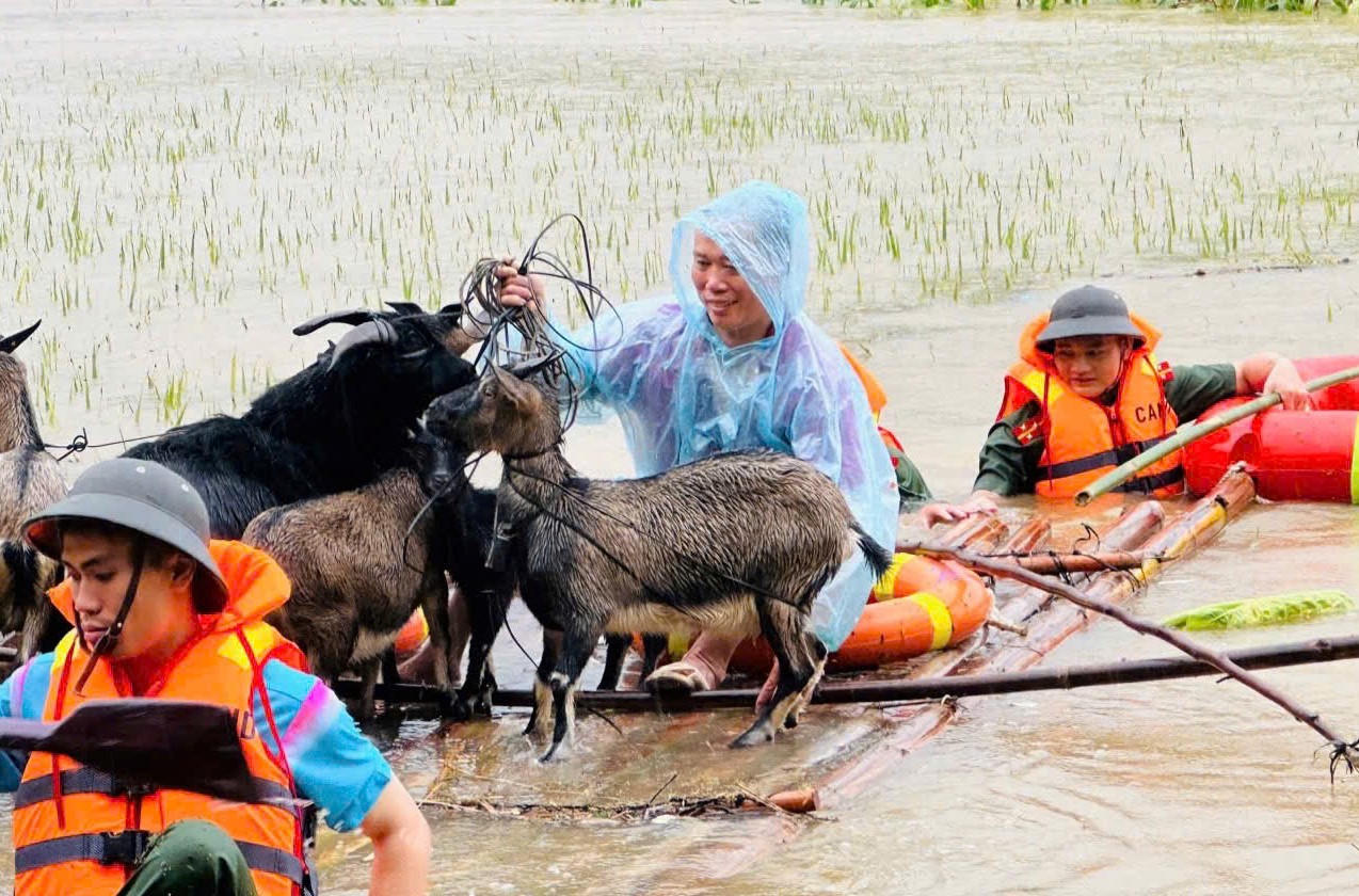 Công an tỉnh Lào Cai đội mưa, vượt lũ giúp dân trong ngày mưa bão