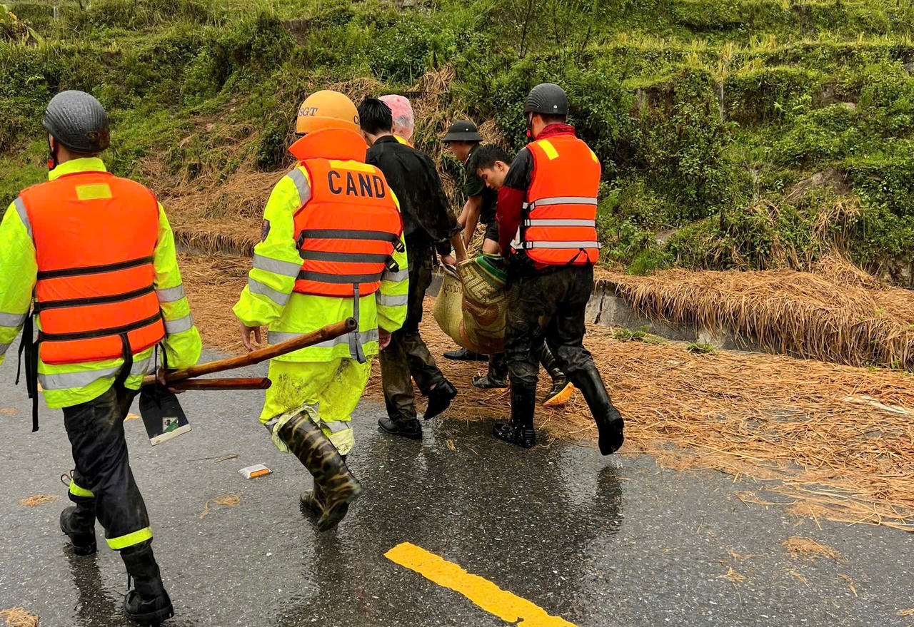 Công an tỉnh Lào Cai đội mưa, vượt lũ giúp dân trong ngày mưa bão