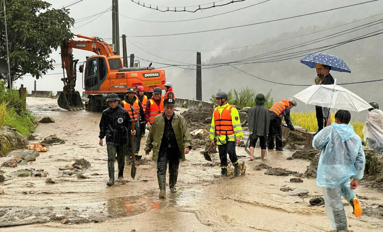 Công an tỉnh Lào Cai đội mưa, vượt lũ giúp dân trong ngày mưa bão