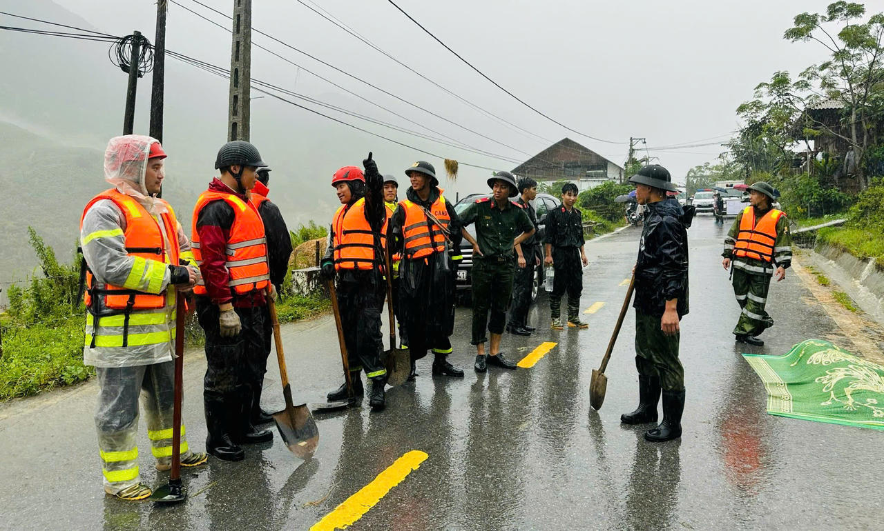 Công an tỉnh Lào Cai đội mưa, vượt lũ giúp dân trong ngày mưa bão