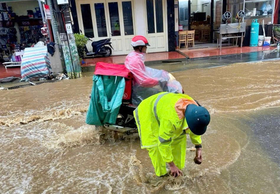 Công an tỉnh Lào Cai đội mưa, vượt lũ giúp dân trong ngày mưa bão