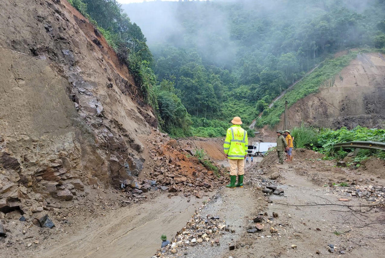 Công an tỉnh Lào Cai đội mưa, vượt lũ giúp dân trong ngày mưa bão