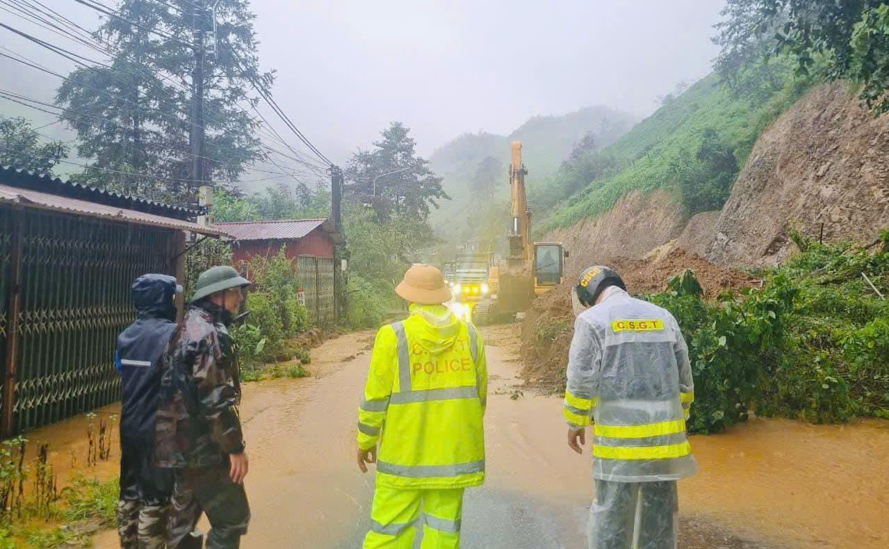 Công an tỉnh Lào Cai đội mưa, vượt lũ giúp dân trong ngày mưa bão