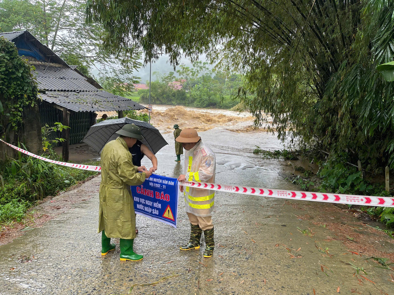 Công an tỉnh Lào Cai đội mưa, vượt lũ giúp dân trong ngày mưa bão
