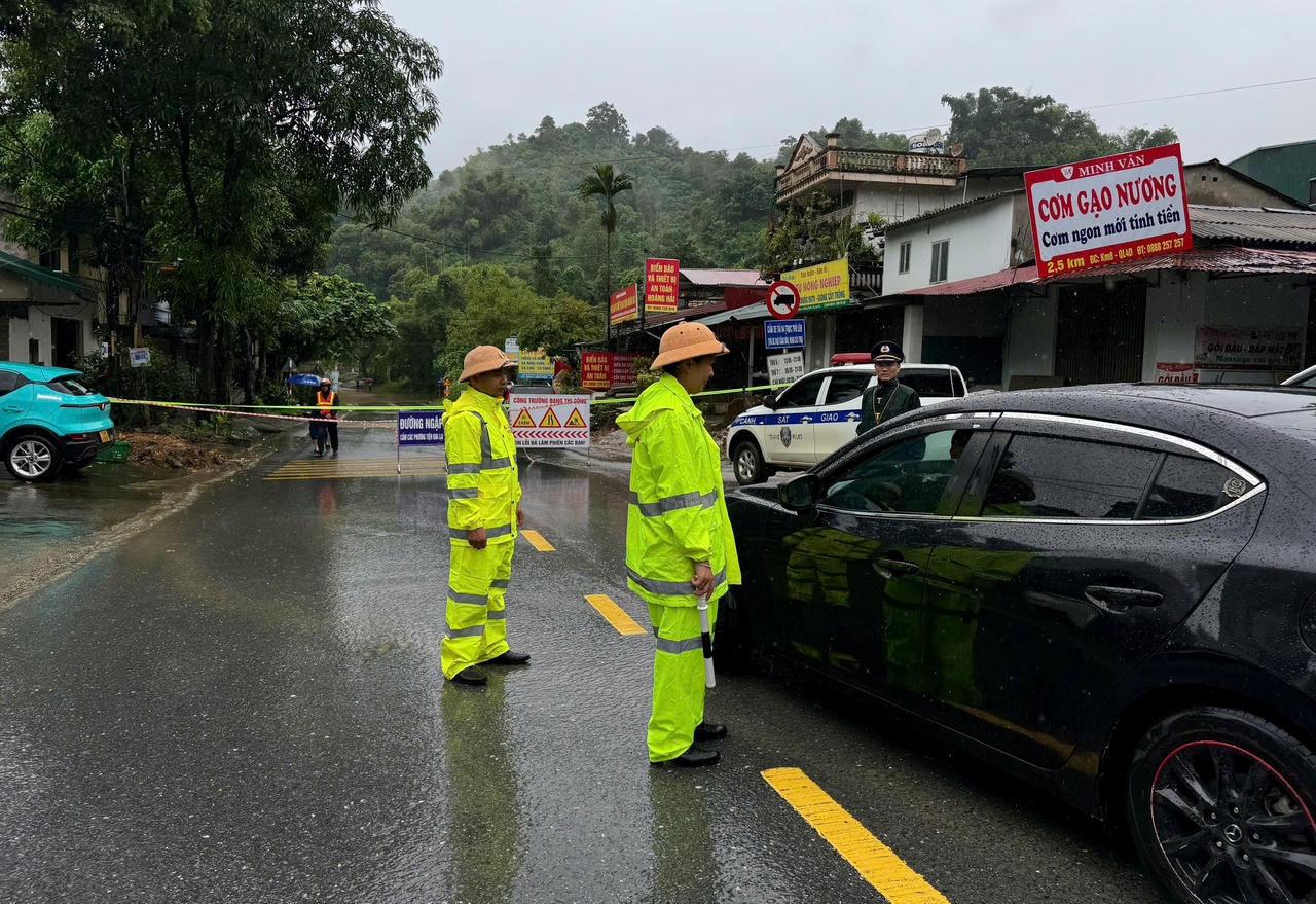Công an tỉnh Lào Cai đội mưa, vượt lũ giúp dân trong ngày mưa bão