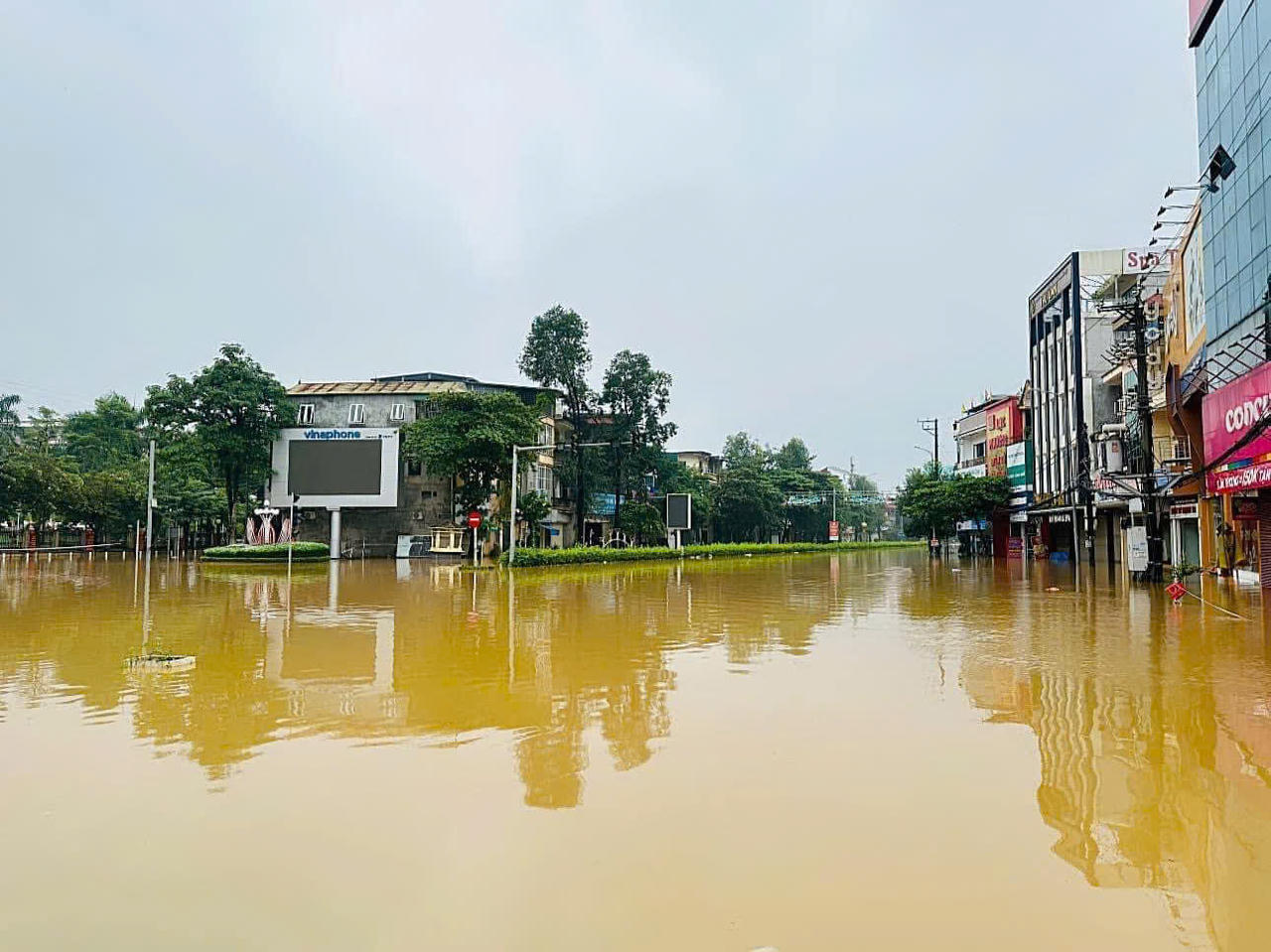 Nước sông Hồng gây ngập lụt nghiêm trọng, lãnh đạo TP Lào Cai chỉ đạo khẩn