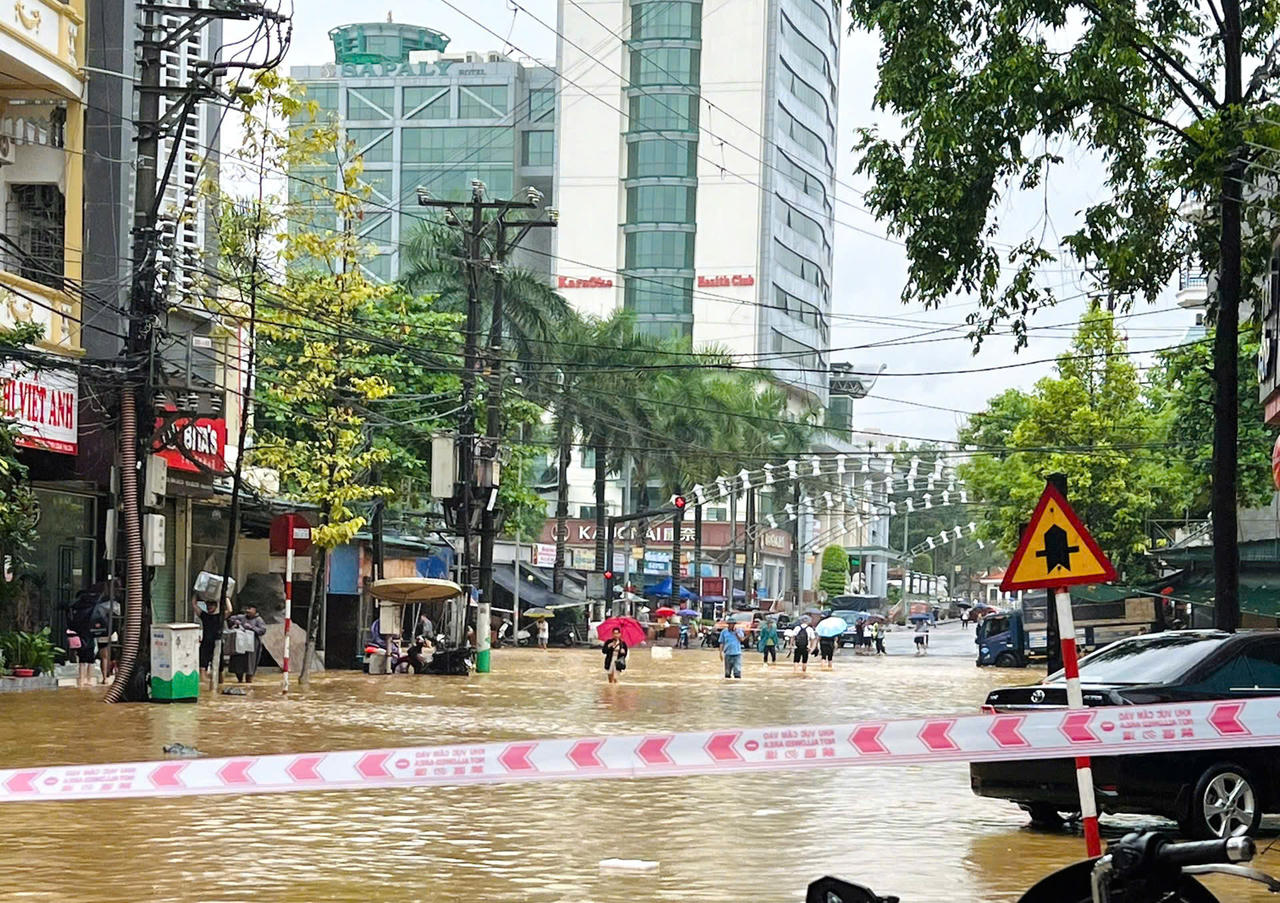 Nước sông Hồng gây ngập lụt nghiêm trọng, lãnh đạo TP Lào Cai chỉ đạo khẩn