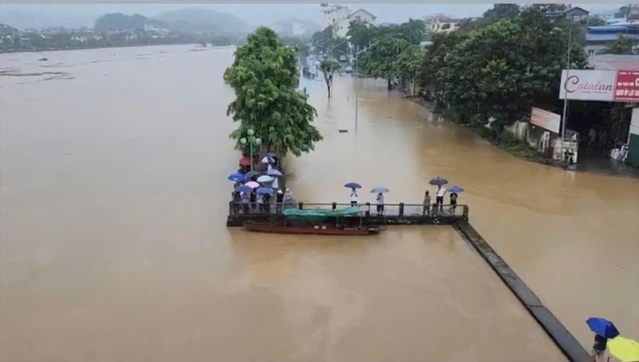 Nước sông Hồng gây ngập lụt nghiêm trọng, lãnh đạo TP Lào Cai chỉ đạo khẩn