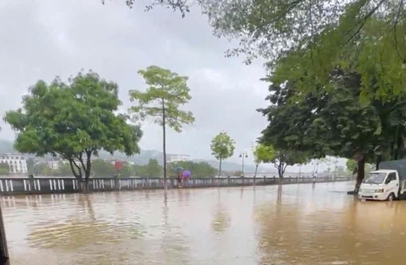 Nước sông Hồng gây ngập lụt nghiêm trọng, lãnh đạo TP Lào Cai chỉ đạo khẩn