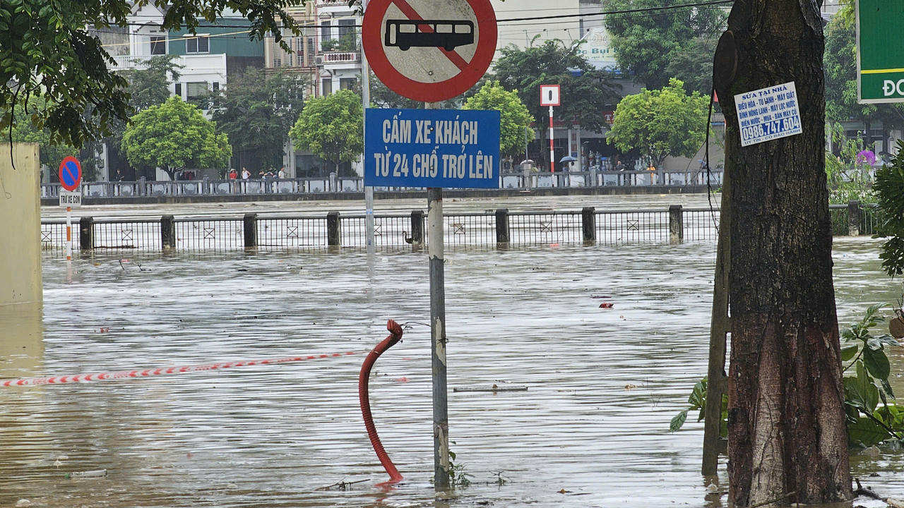Nước sông Hồng gây ngập lụt nghiêm trọng, lãnh đạo TP Lào Cai chỉ đạo khẩn