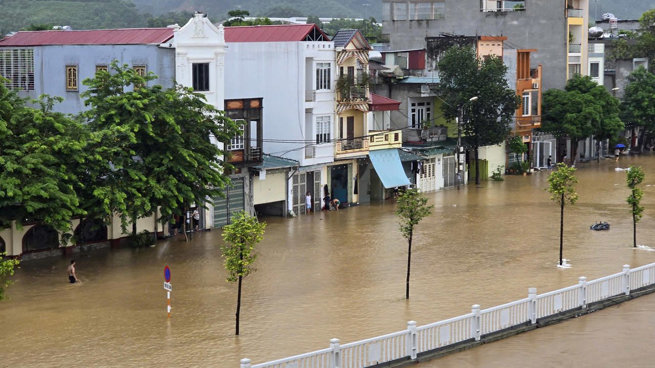 Nước sông Hồng gây ngập lụt nghiêm trọng, lãnh đạo TP Lào Cai chỉ đạo khẩn