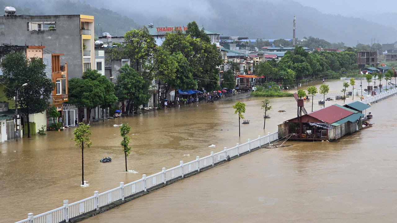 Nước sông Hồng gây ngập lụt nghiêm trọng, lãnh đạo TP Lào Cai chỉ đạo khẩn