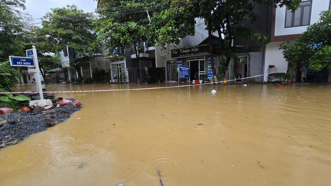 Nước sông Hồng gây ngập lụt nghiêm trọng, lãnh đạo TP Lào Cai chỉ đạo khẩn