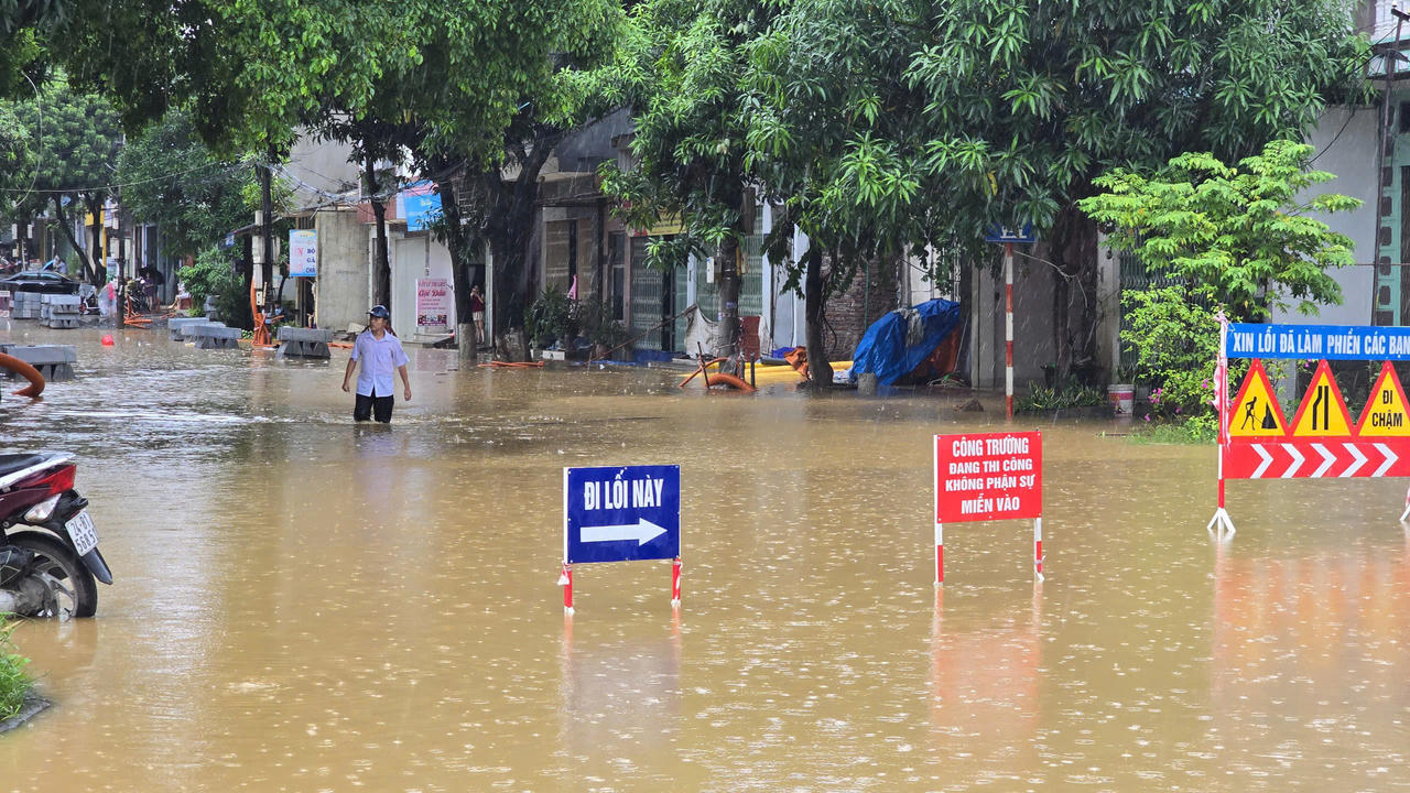 Nước sông Hồng gây ngập lụt nghiêm trọng, lãnh đạo TP Lào Cai chỉ đạo khẩn