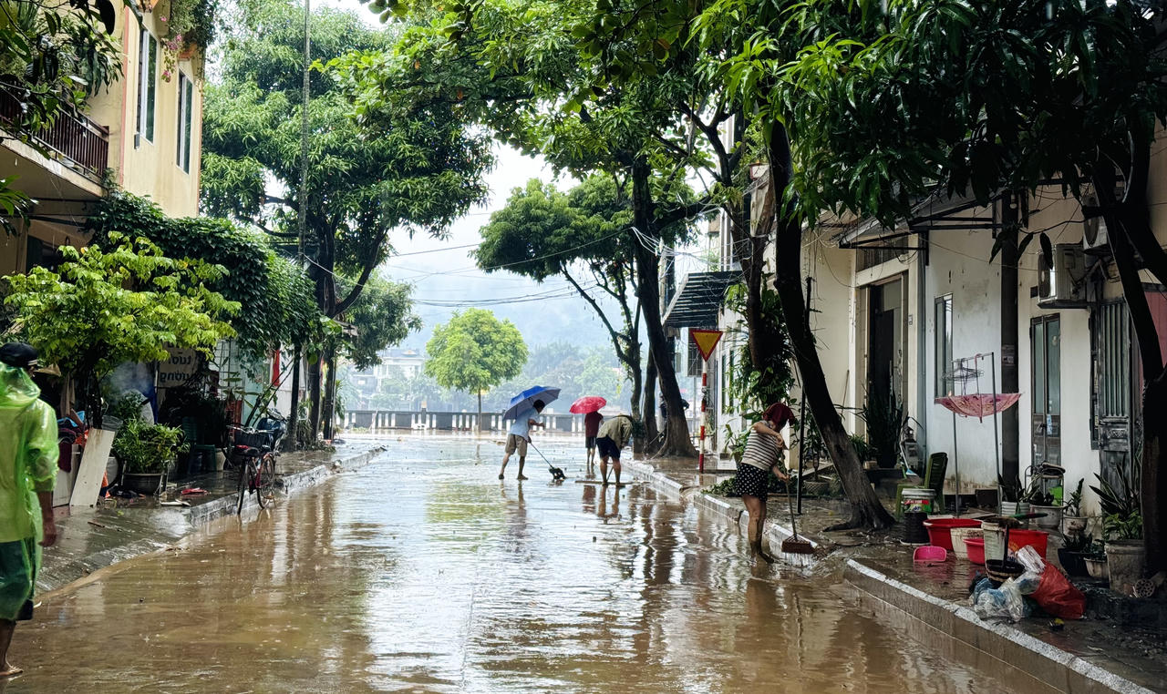 Sau lũ lụt, bùn 'bủa vây' thành phố Lào Cai