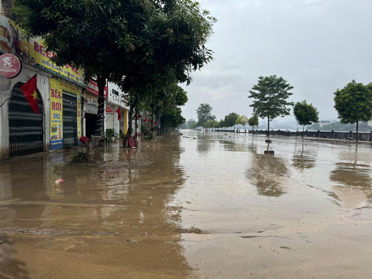 Sau lũ lụt, bùn 'bủa vây' thành phố Lào Cai