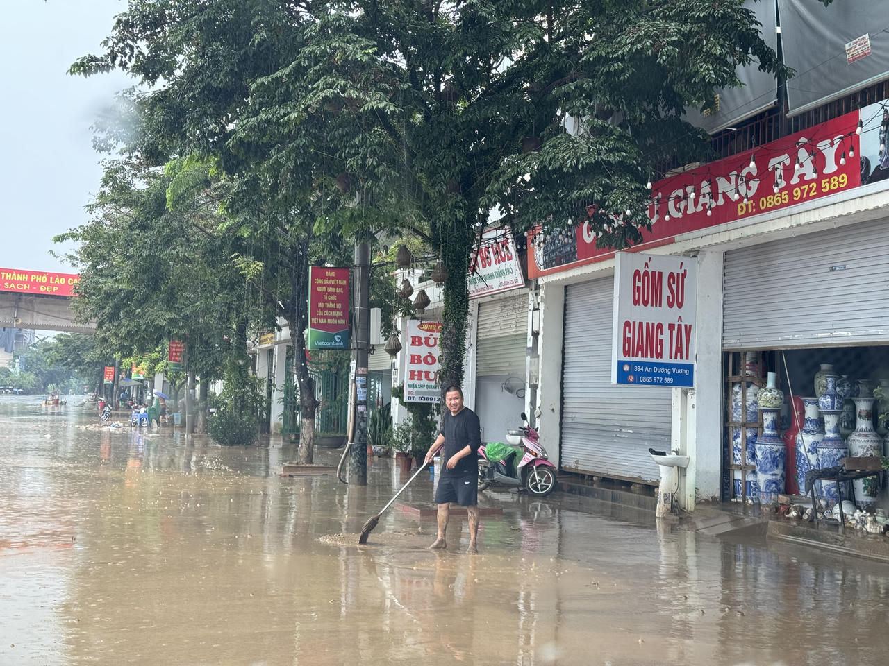Sau lũ lụt, bùn 'bủa vây' thành phố Lào Cai