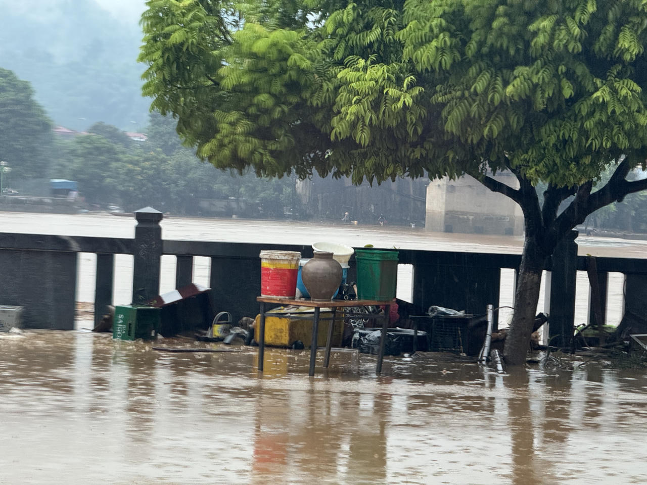 Sau lũ lụt, bùn 'bủa vây' thành phố Lào Cai