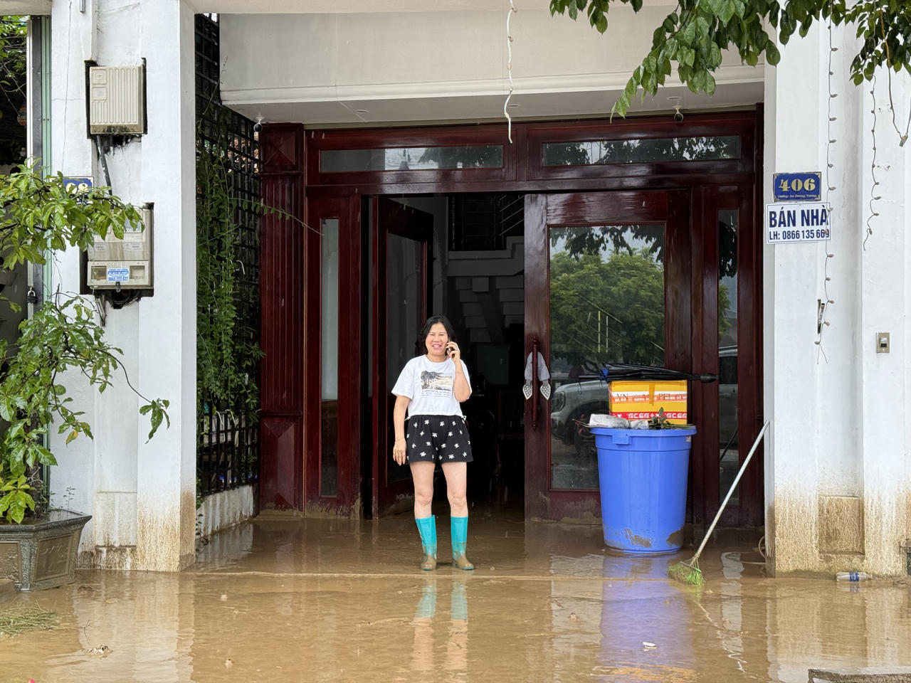 Sau lũ lụt, bùn 'bủa vây' thành phố Lào Cai