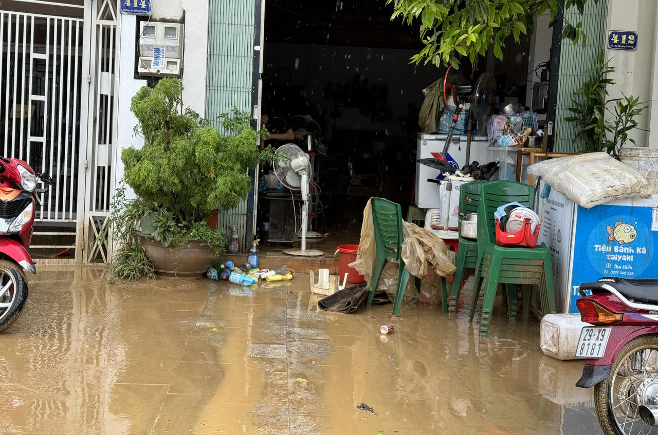 Sau lũ lụt, bùn 'bủa vây' thành phố Lào Cai