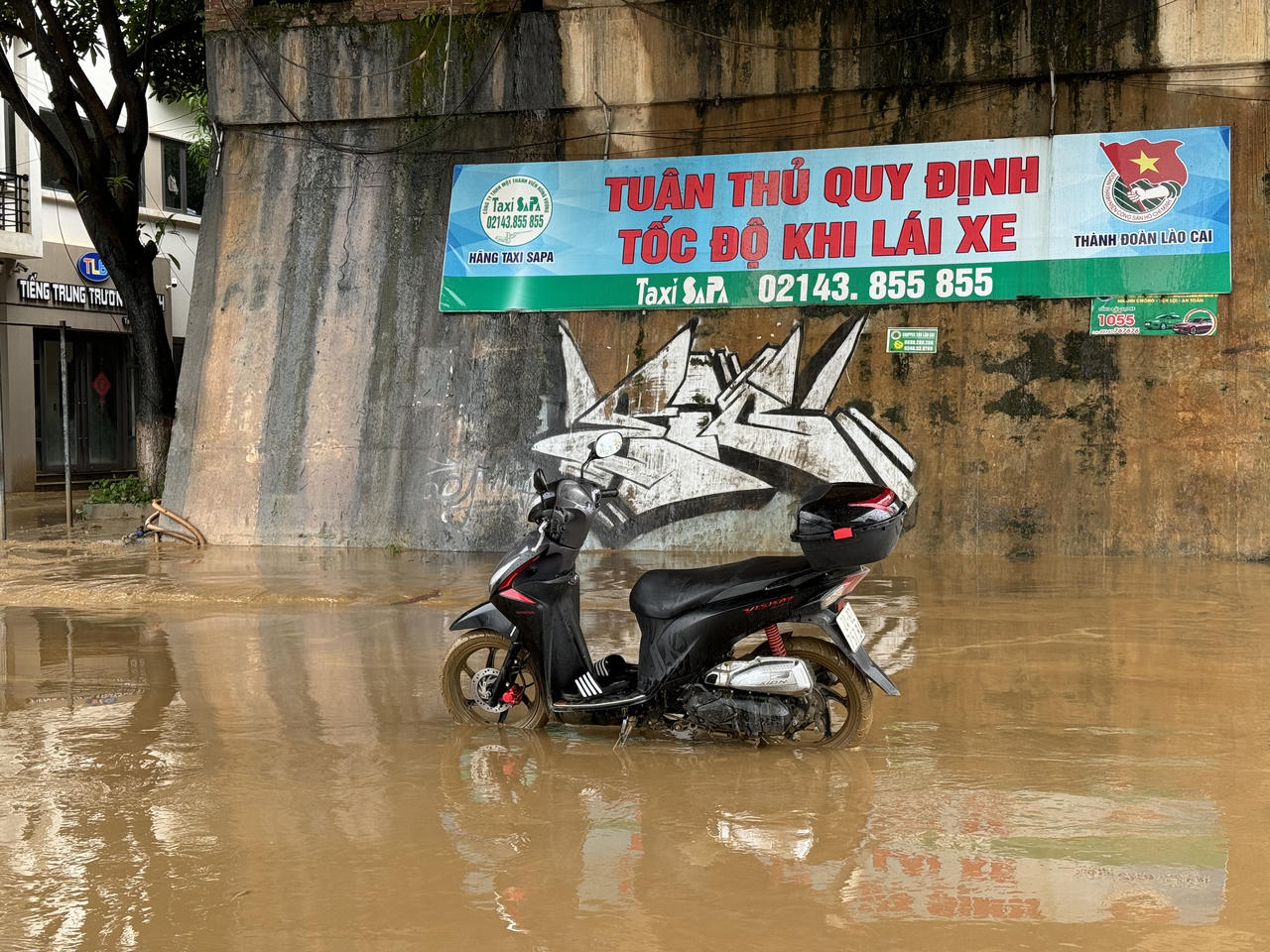 Sau lũ lụt, bùn 'bủa vây' thành phố Lào Cai
