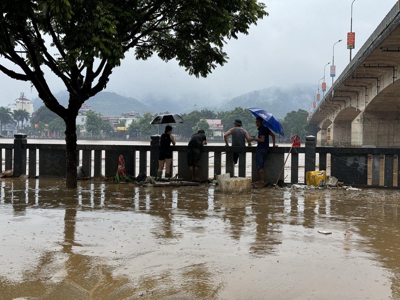 Sau lũ lụt, bùn 'bủa vây' thành phố Lào Cai