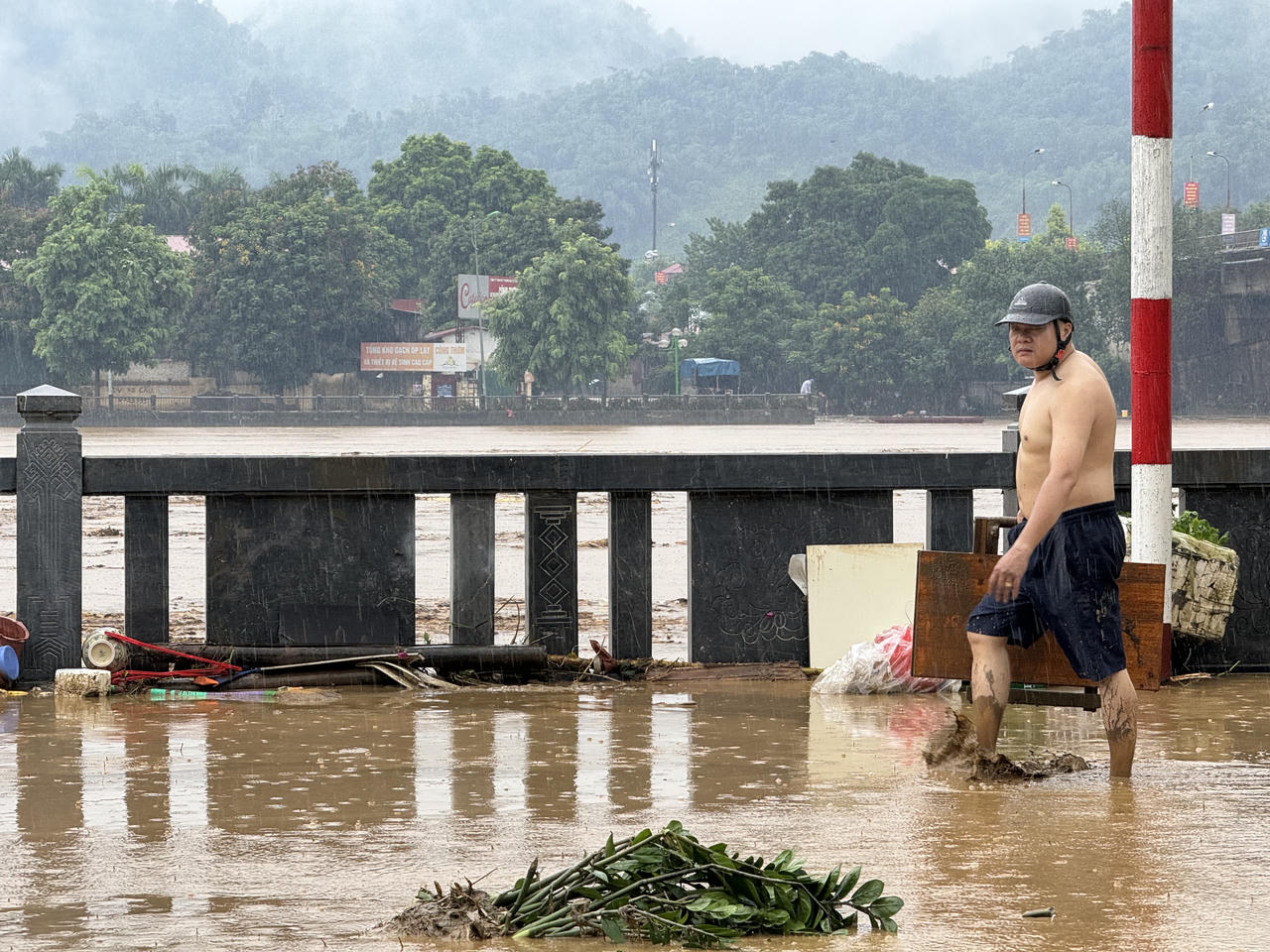 Sau lũ lụt, bùn 'bủa vây' thành phố Lào Cai