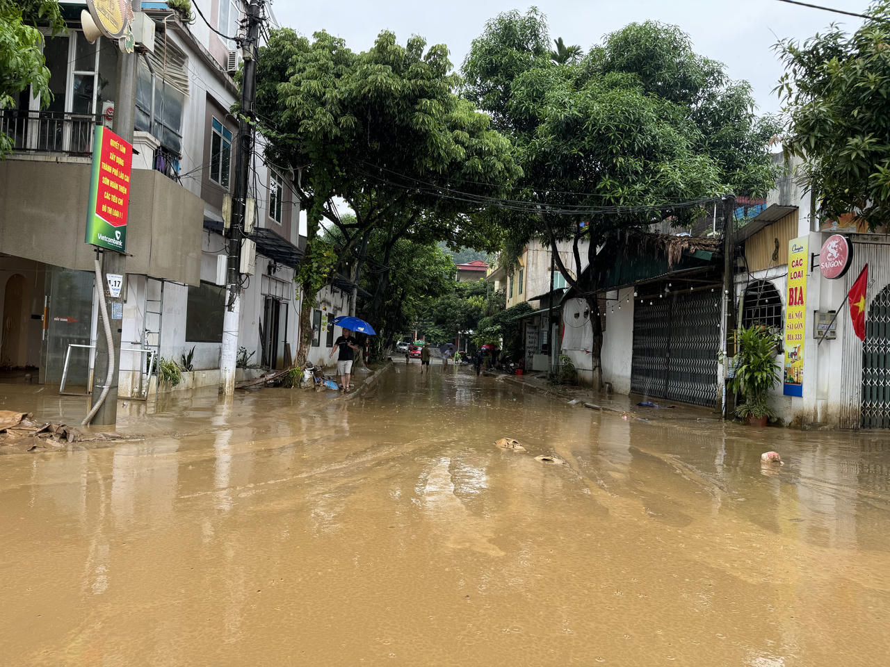 Sau lũ lụt, bùn 'bủa vây' thành phố Lào Cai