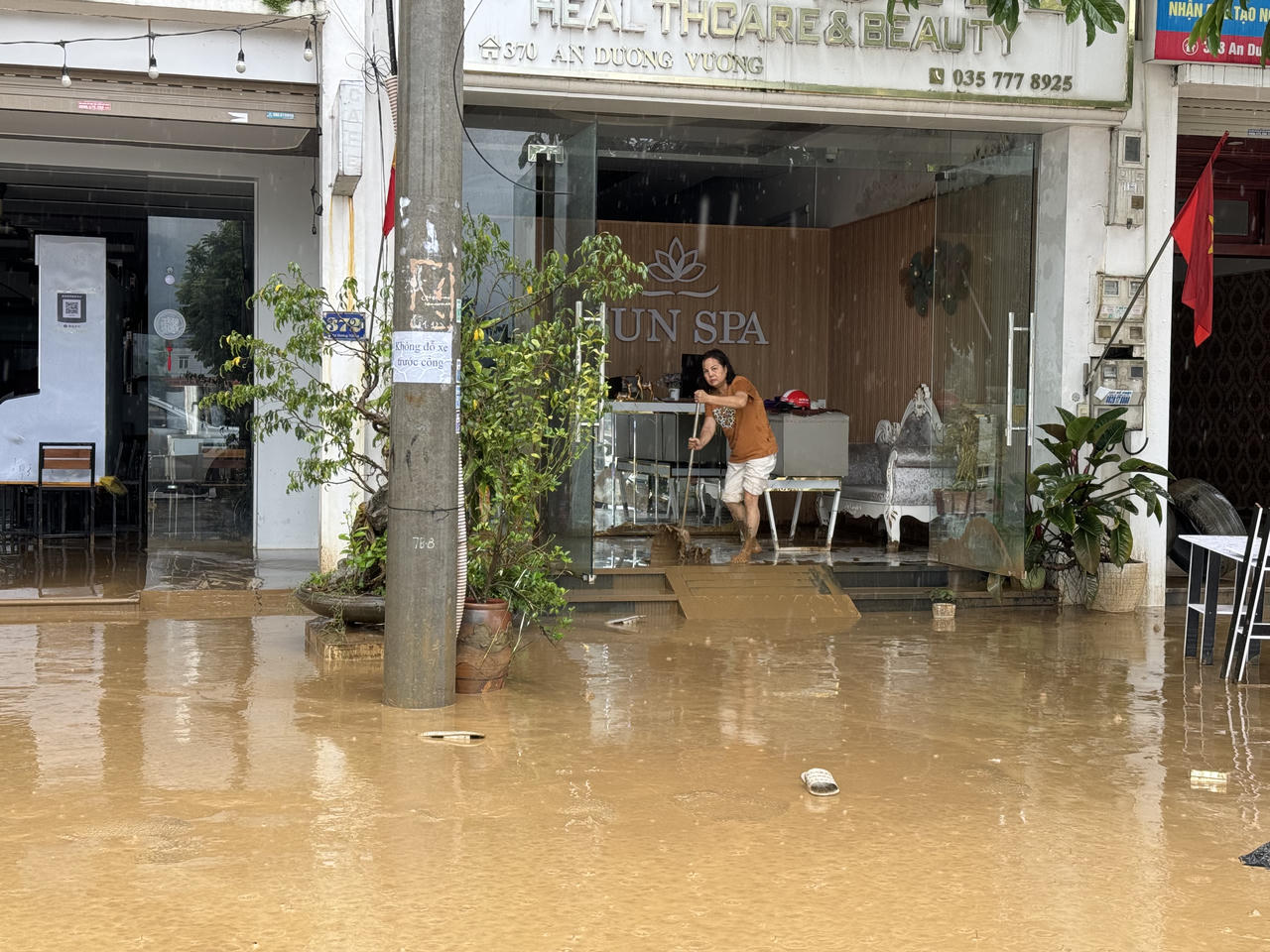 Sau lũ lụt, bùn 'bủa vây' thành phố Lào Cai