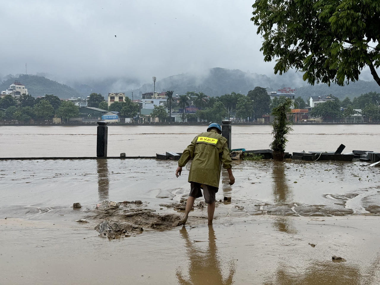 Sau lũ lụt, bùn 'bủa vây' thành phố Lào Cai