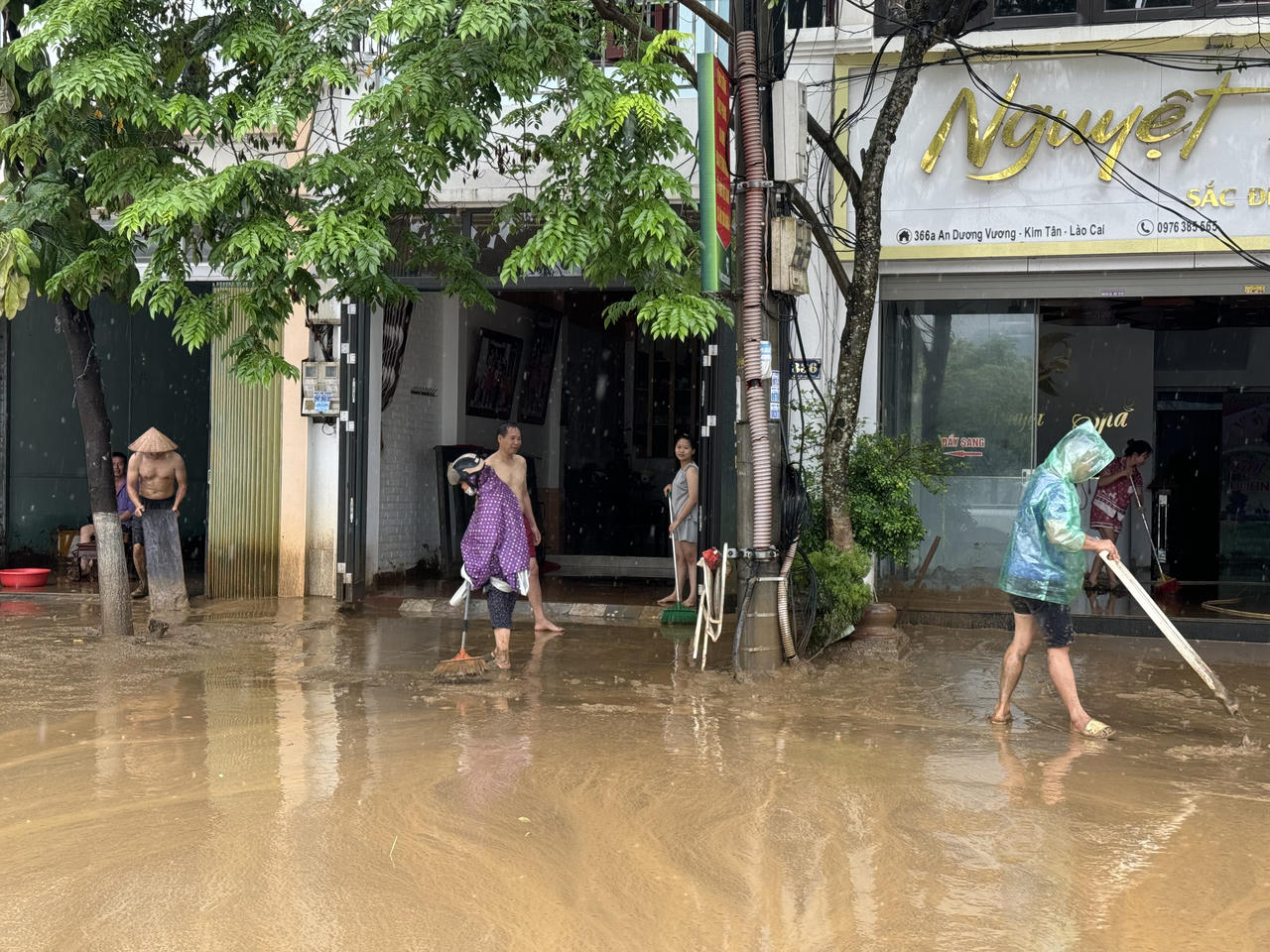 Sau lũ lụt, bùn 'bủa vây' thành phố Lào Cai