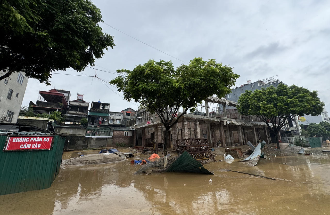 Sau lũ lụt, bùn 'bủa vây' thành phố Lào Cai