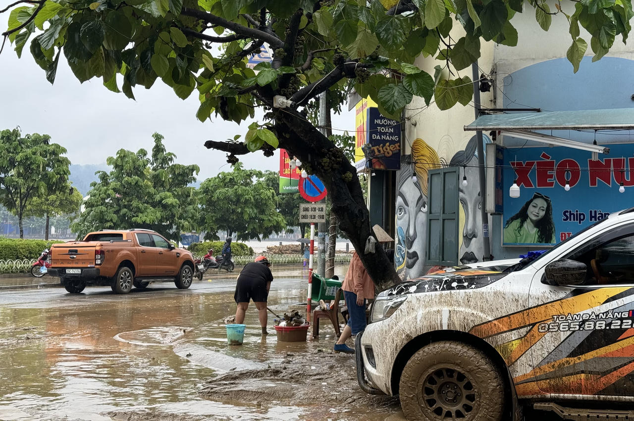 Sau lũ lụt, bùn 'bủa vây' thành phố Lào Cai