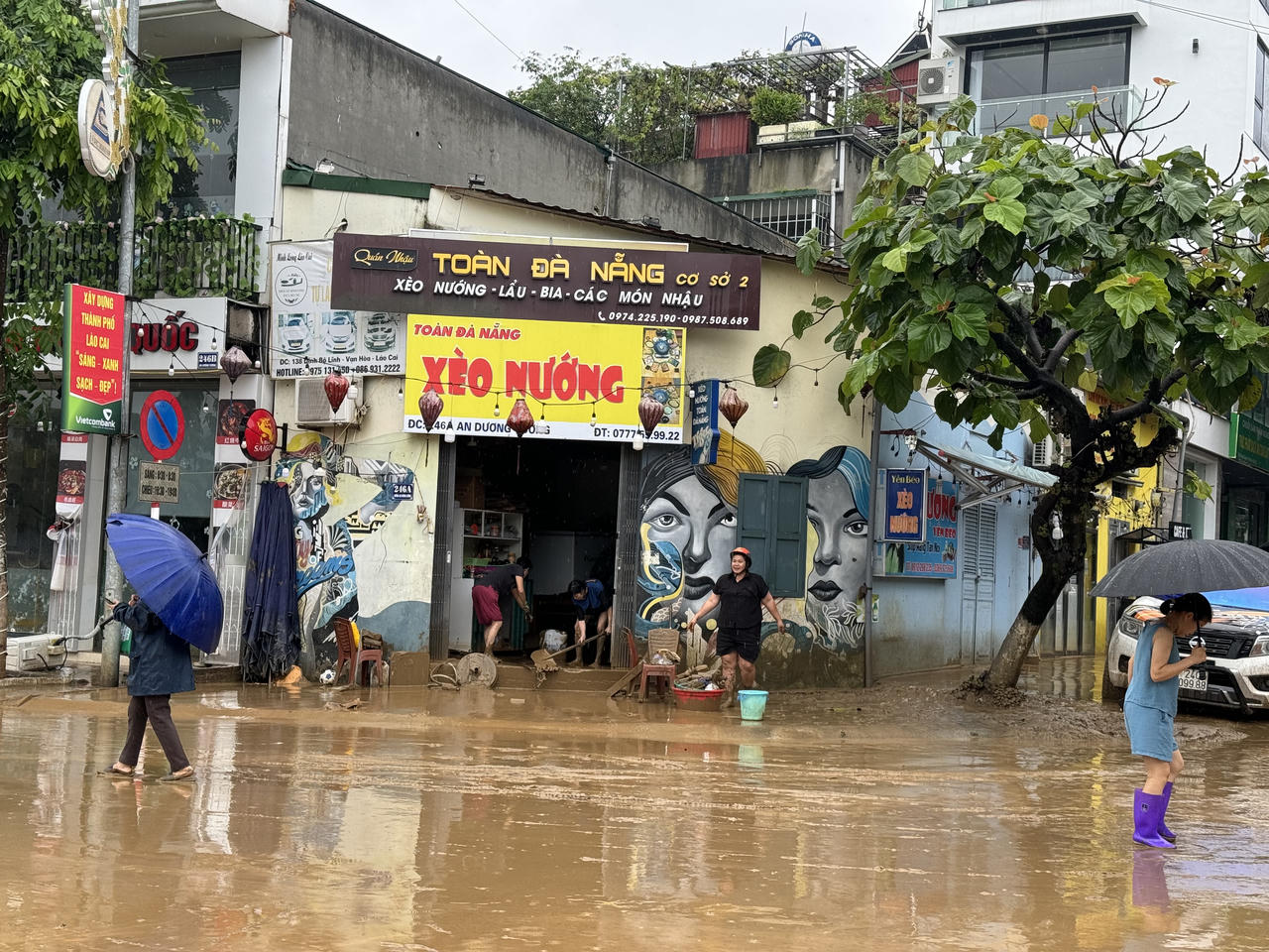 Sau lũ lụt, bùn 'bủa vây' thành phố Lào Cai