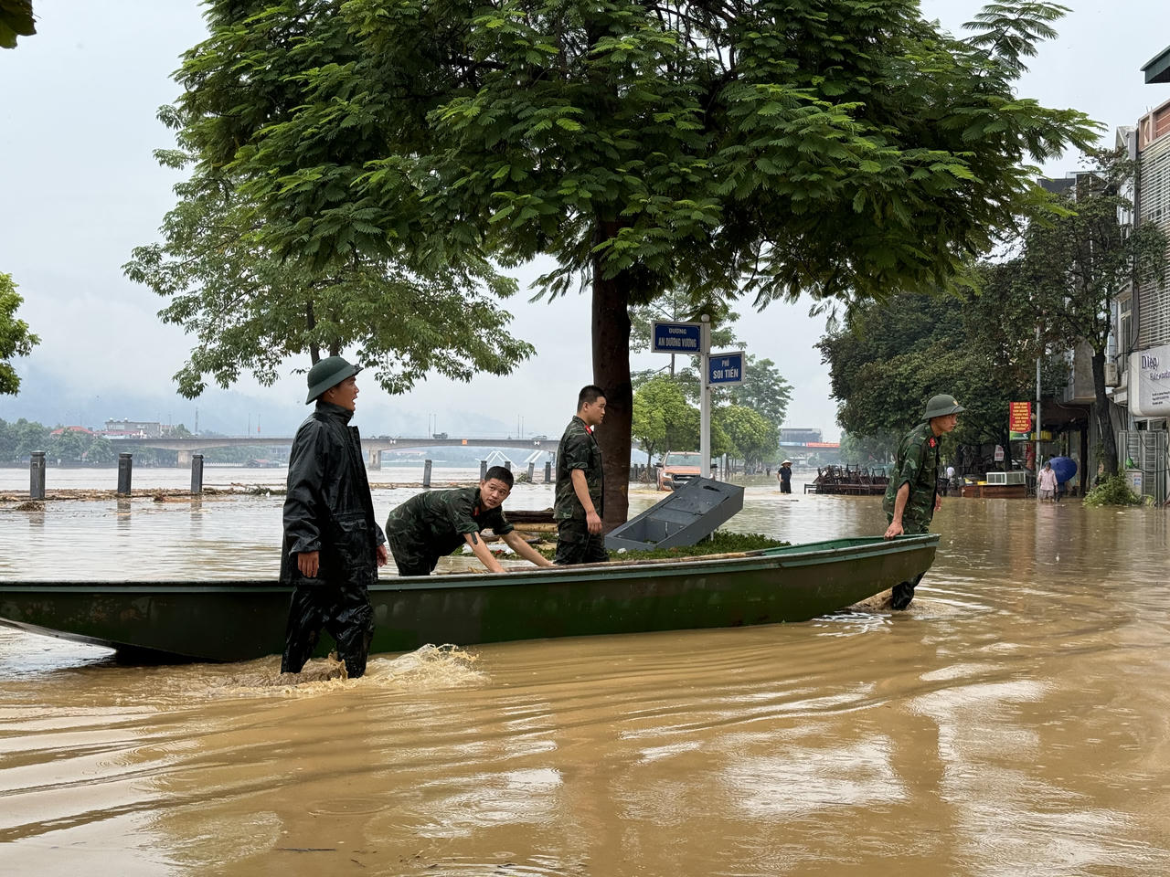 Sau lũ lụt, bùn 'bủa vây' thành phố Lào Cai