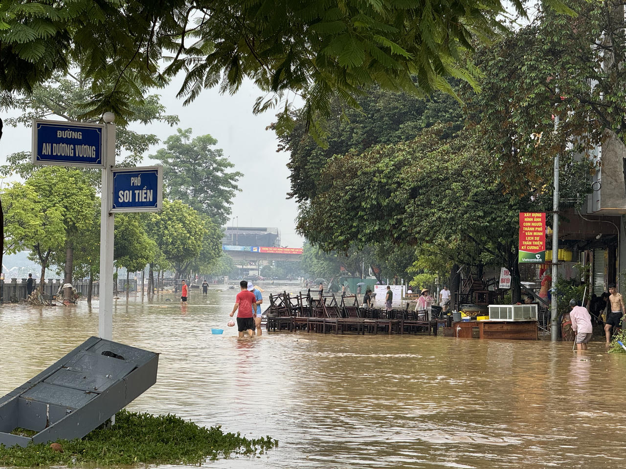 Sau lũ lụt, bùn 'bủa vây' thành phố Lào Cai