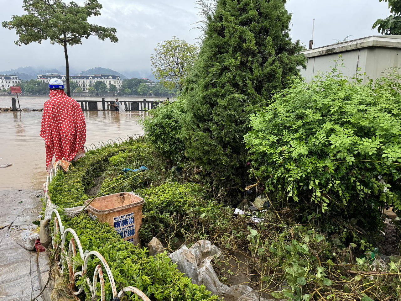 Sau lũ lụt, bùn 'bủa vây' thành phố Lào Cai