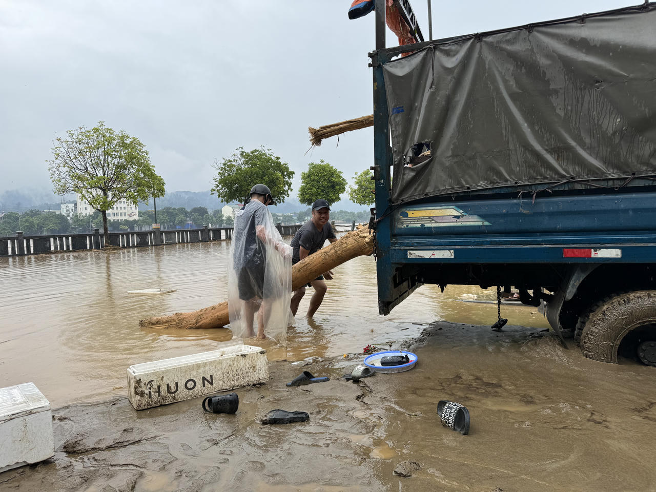 Sau lũ lụt, bùn 'bủa vây' thành phố Lào Cai