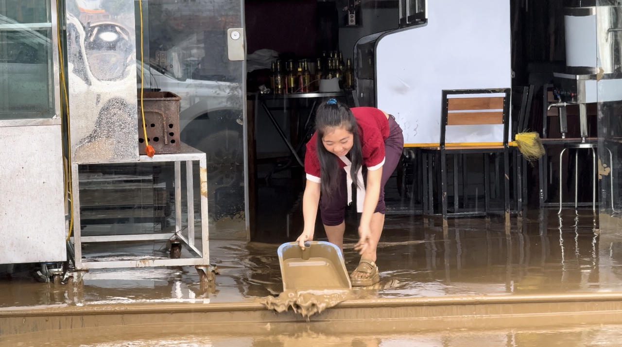 Sau lũ lụt, bùn 'bủa vây' thành phố Lào Cai