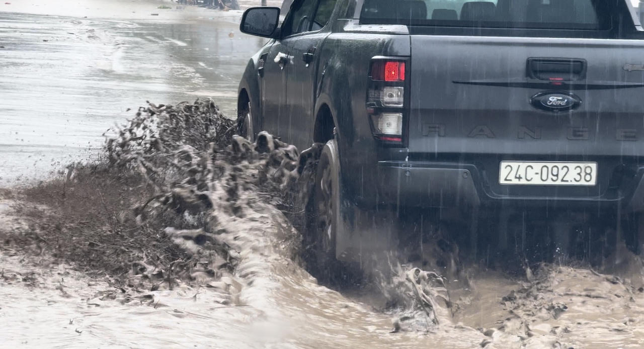 Sau lũ lụt, bùn 'bủa vây' thành phố Lào Cai